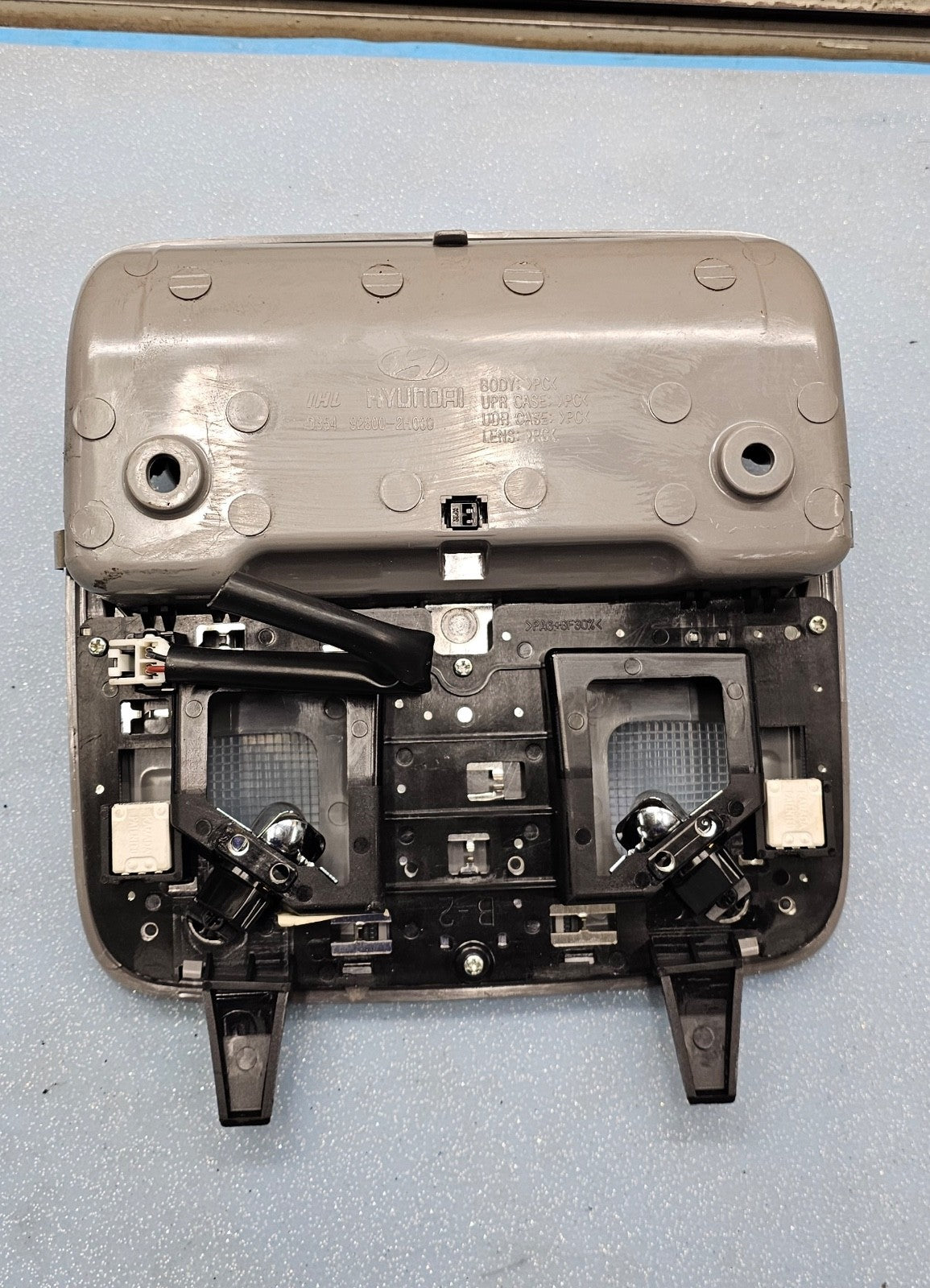 07-10 Hyundai Elantra Overhead Console Storage Display Dome Map Light Gray Front