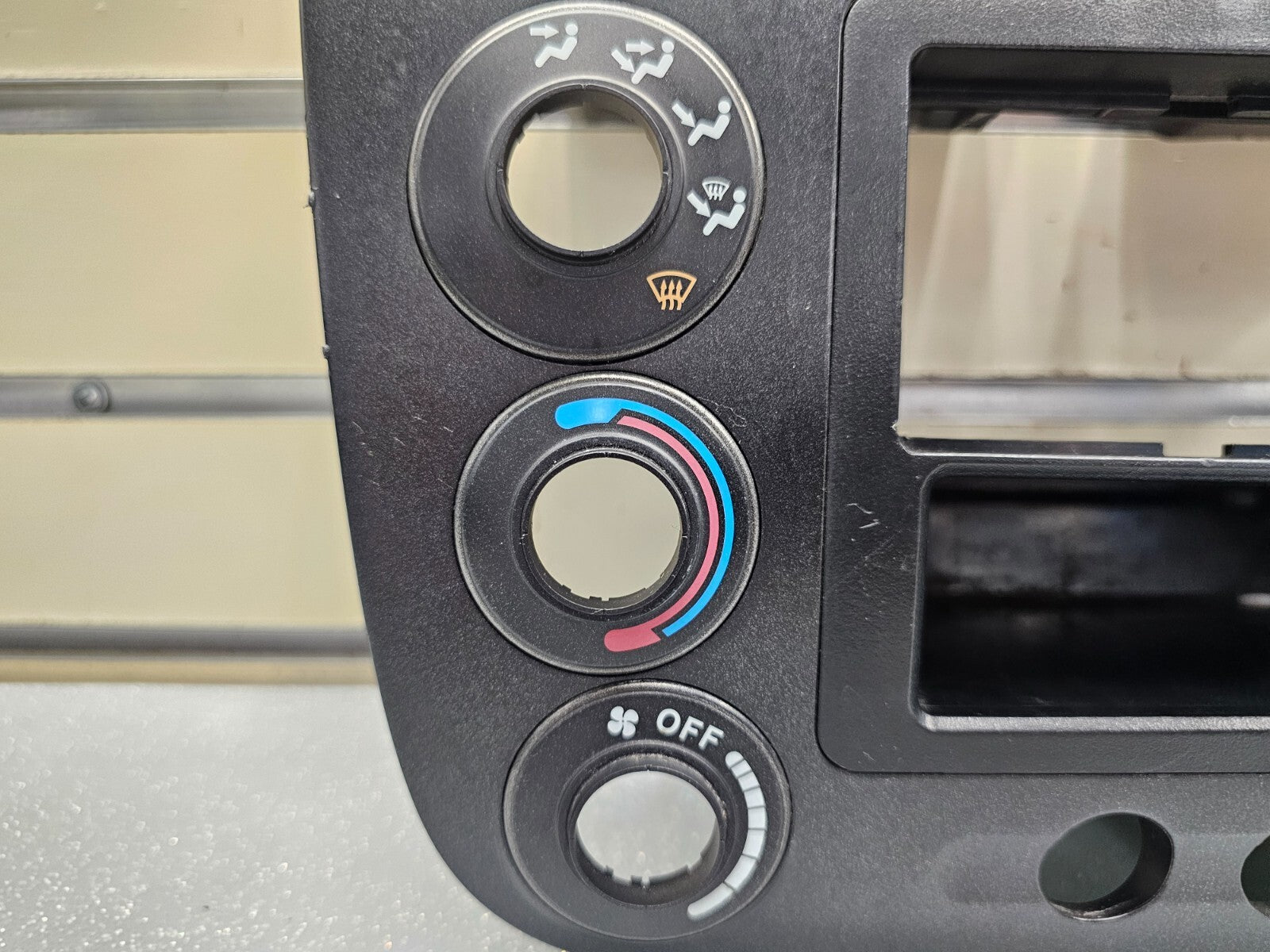 01-05 HONDA CIVIC DASH AM FM RADIO DISPLAY BEZEL CLIMATE CONTROL ASSEMBLY BLACK