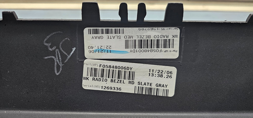 🔥05-07 Jeep Grand Cherokee Dash AM FM RADIO STERE0 TRIM BEZEL PANEL Gray B30