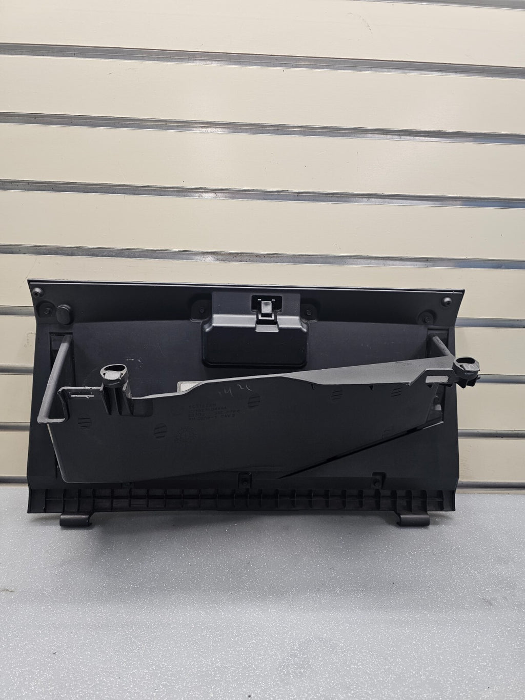 02-05 Dodge RAM 1500 2500 Dash GLOVE BOX Storage Compartment Assembly BLACK G22