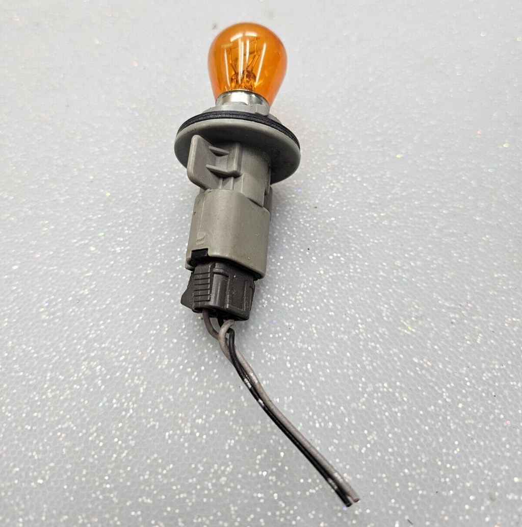 08-13 Nissan Rogue 99-04 Infiniti Turn Signal Light Bulb Socket Corner Flasher