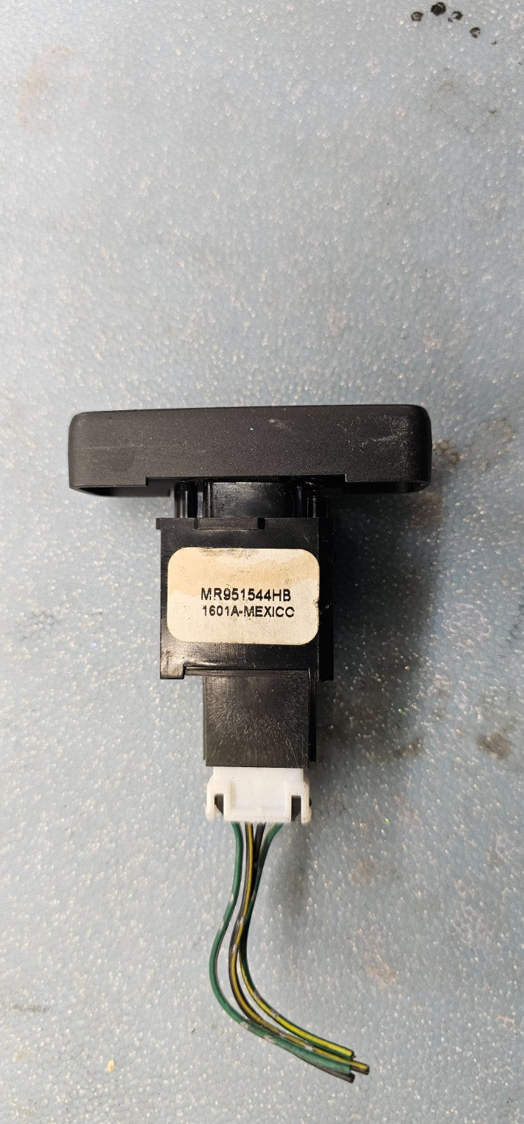 🔥06-11 Mitsubishi Endeavor Emergency Hazard Warning Light Lamp switch Assembly