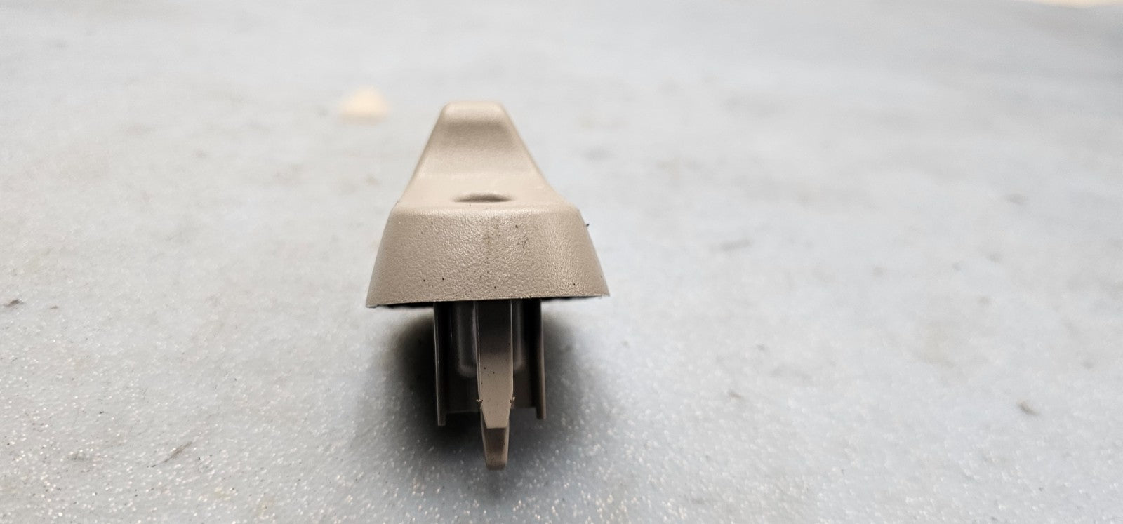 🔥09-10 Hummer H3T Interior Sun Visor Support Clip TAN