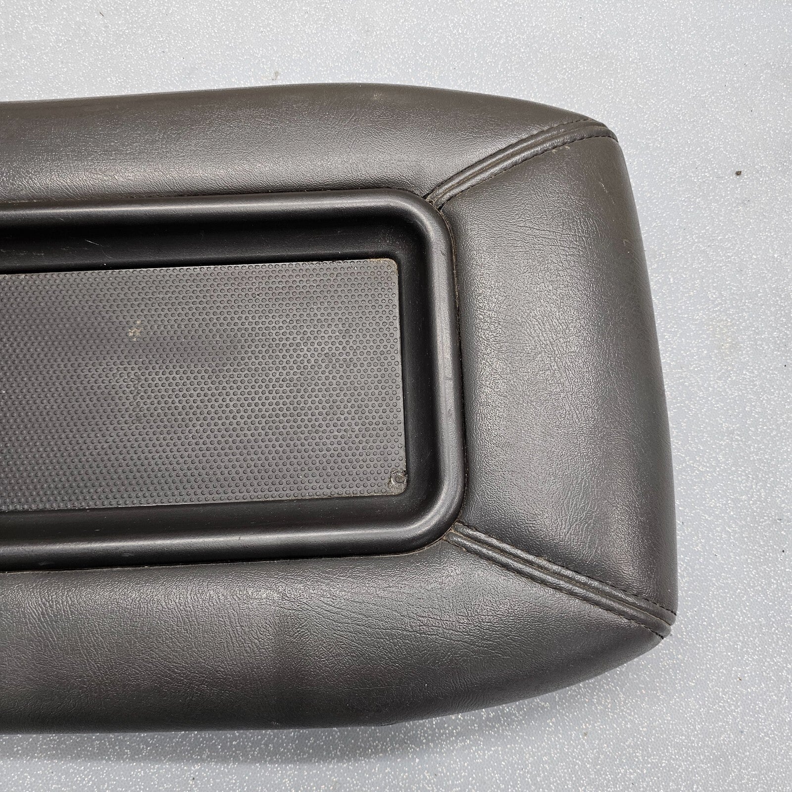 99-06 SILVERADO SIERRA Center Console JUMPSEAT Armrest Leather DK Gray/Black JS4