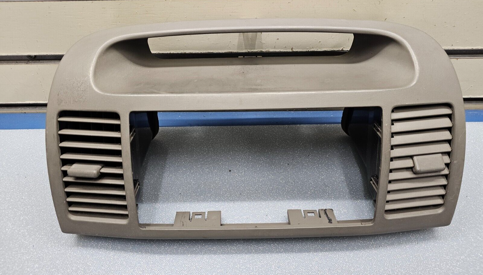 02-06 Toyota CAMRY Center Dash AM FM RADIO STEREO BEZEL Trim Panel Assembly Tan