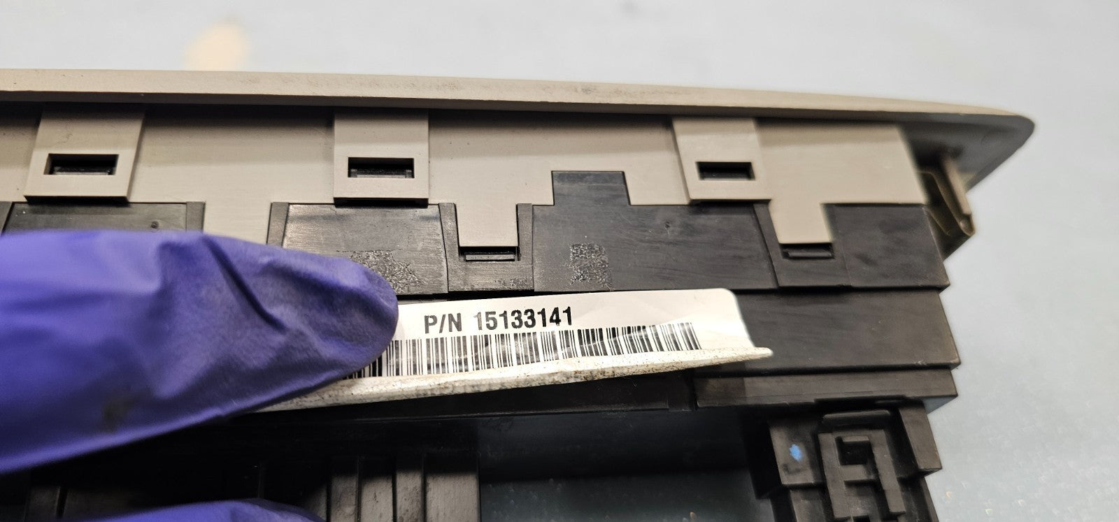 🔥02-05 GMC ENVOY PASSENGER WINDOW SWITCH BEZEL DARK GRAY OEM