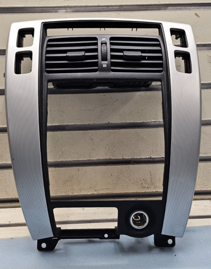 05-09 Tucson Dash Front Radio Audio Stereo Climate Trim Panel Bezel Silver/Black