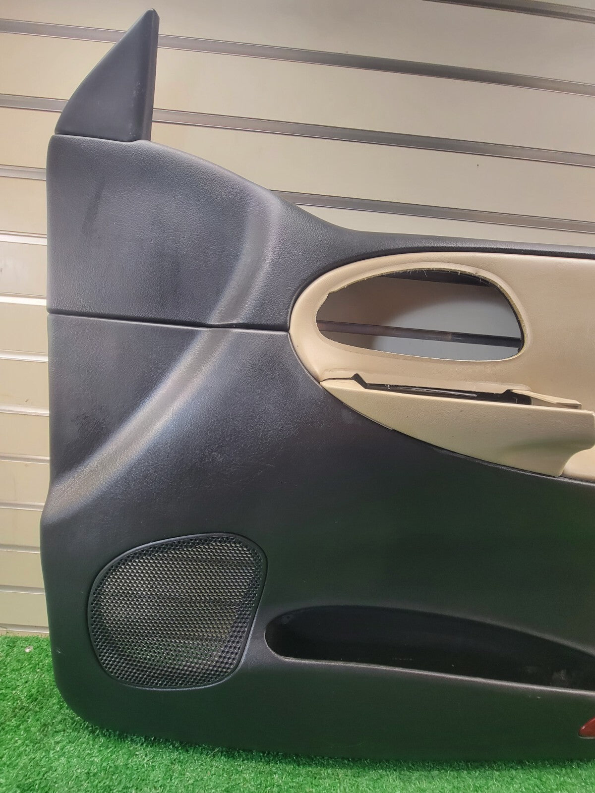 🔥2002-2009 CHEVY TRAILBLAZER Door Panel Front PASSENGER armrest BLACK/TAN D8