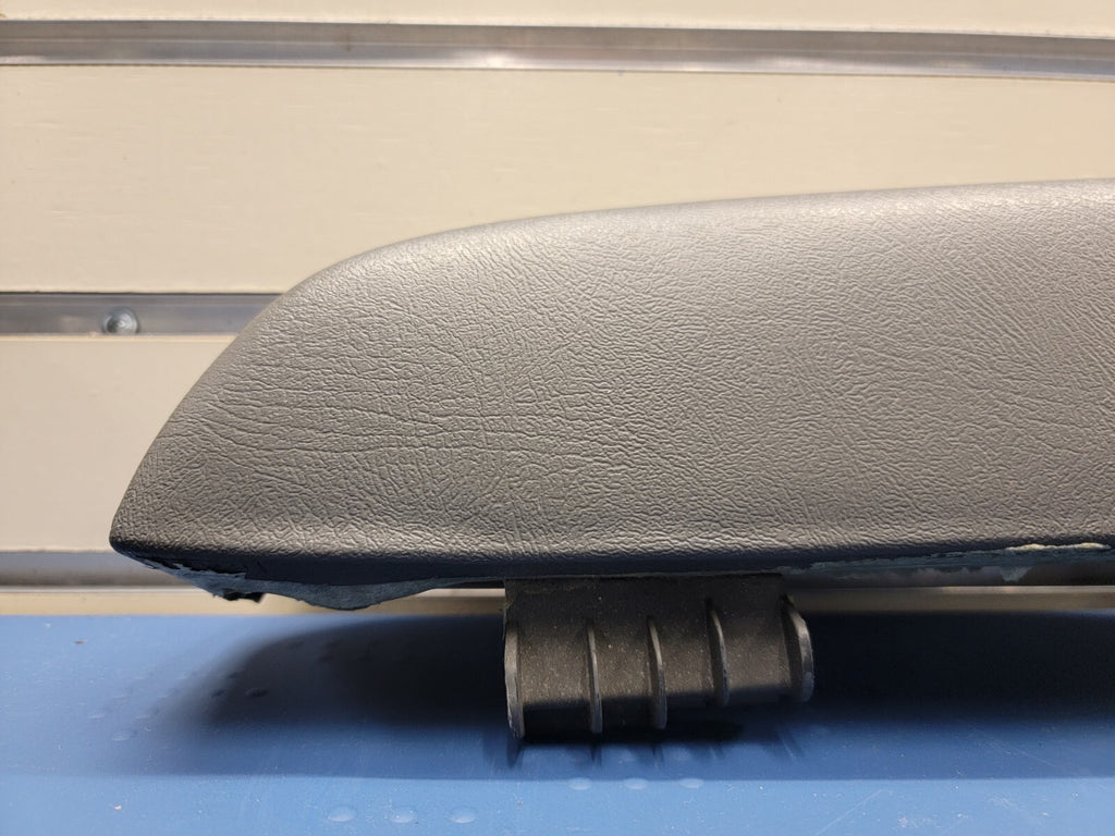 03-06 Silverado SIERRA TAHOE Door Panel ARMREST Front right Handle graphite H2