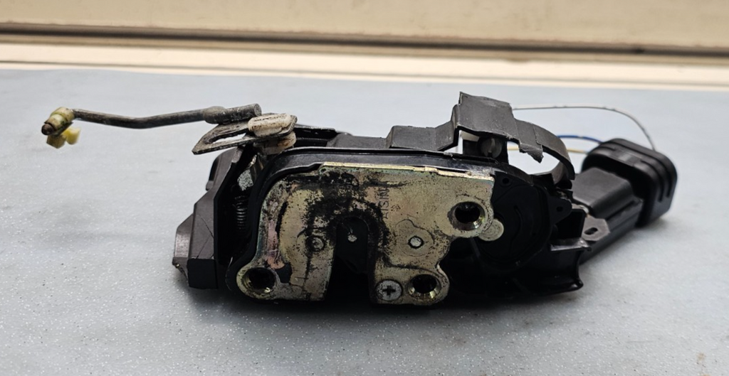 🔥97-01 Toyota Camry Front Right Side Power Door Lock Actuator Latch Assembly