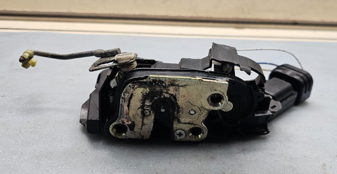 🔥97-01 Toyota Camry Front Right Side Power Door Lock Actuator Latch Assembly
