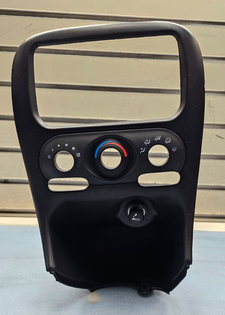 01-04 ALERO DASH AM FM RADIO STEREO DISPLAY RECEIVER CLIMATE CONTROL BEZEL BLACK