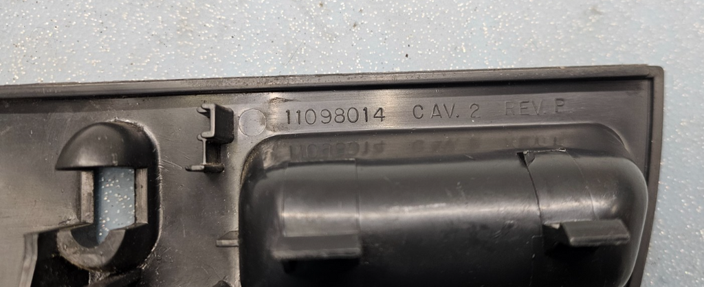 95-06 Silverado Sierra C/K 1500 2500 Center Console Jump Seat Lid Latch Assembly