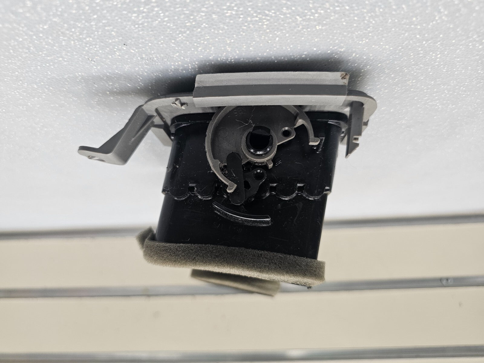 05-15 NISSAN TITAN ARMADA QX56 DASH FRONT CENTER LEFT AIR VENT HEATER TRIM GRAY