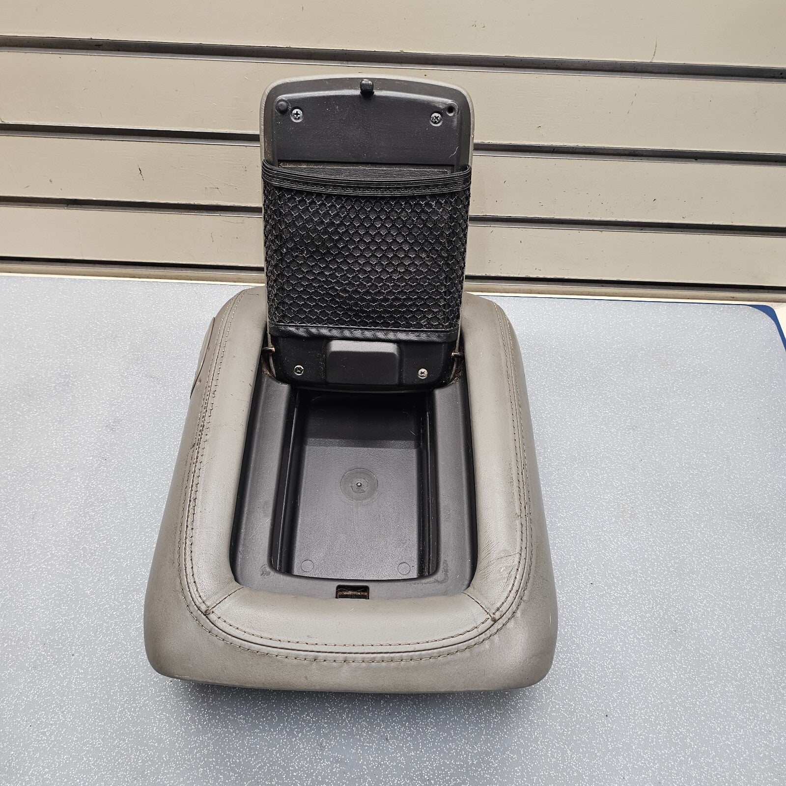 🔥01-02 Yukon Escalade Center Console Armrest Lid Cover Assembly LIGHT GRAY L8