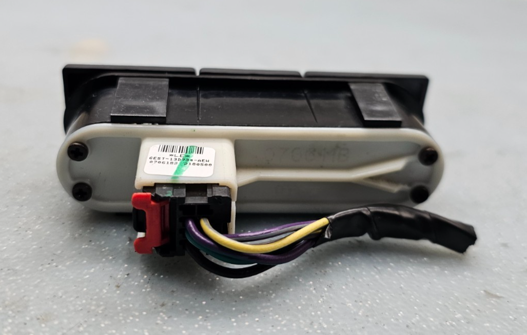 06-09 FUSION MERCURY MILAN CENTER DASH HAZARD BUTTON SWITCH PASS RADIO BEZEL