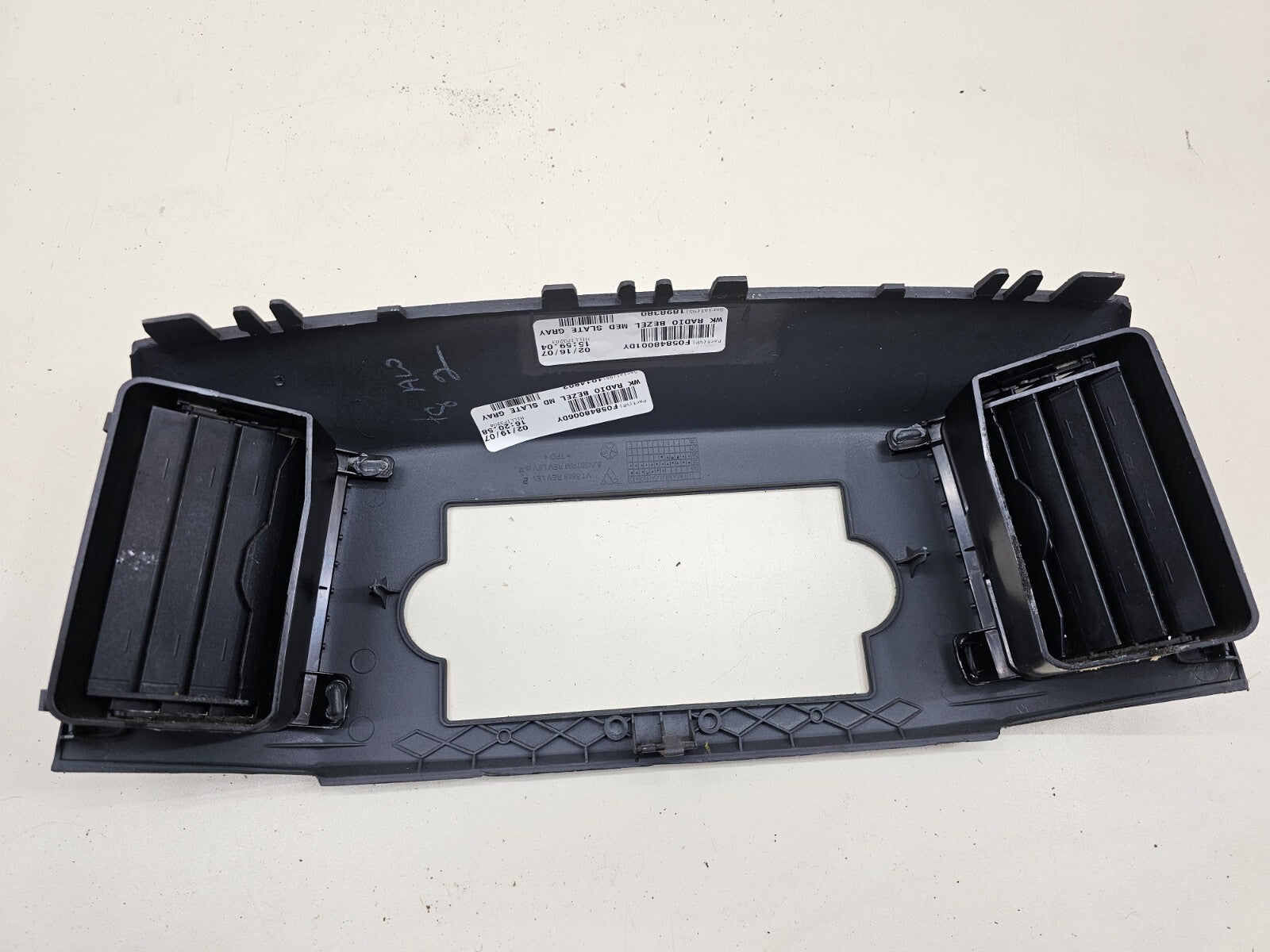 05-07 Jeep Grand Cherokee Center Radio Dash Bezel Trim Panel Surround Balck B30