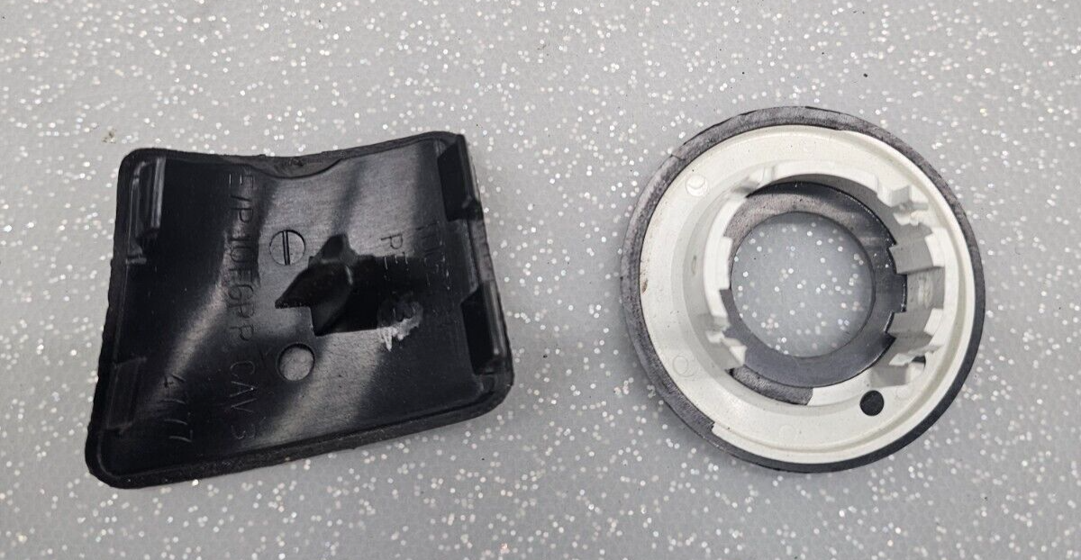 04-08 PONTIAC GRAND PRIX DASH TRIM PANEL BEZEL KEYHOLE SURROUND RUBBER PAD SNAP
