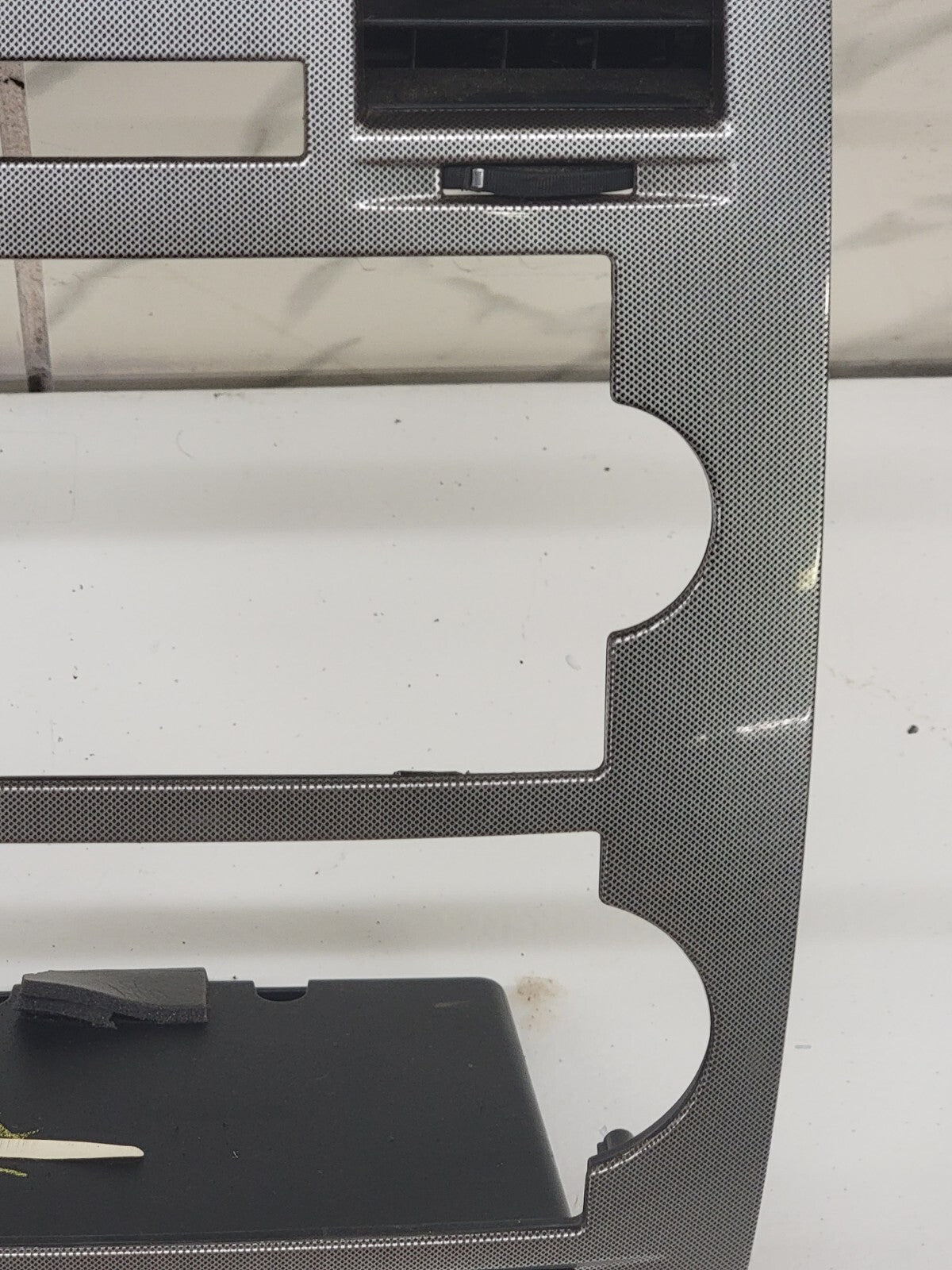 05-07 CHRYSLER 300 RADIO BEZEL CENTER AIR VENTS Storage CARBON SILVER B16