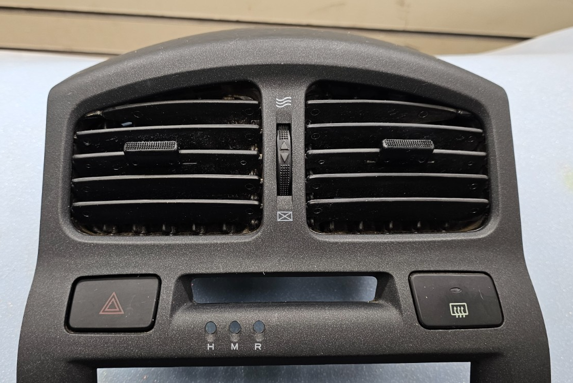 🔥01-06 HYUNDAI SANTA FE CENTER DASH VENT TRIM PANEL BEZEL BLACK OEM