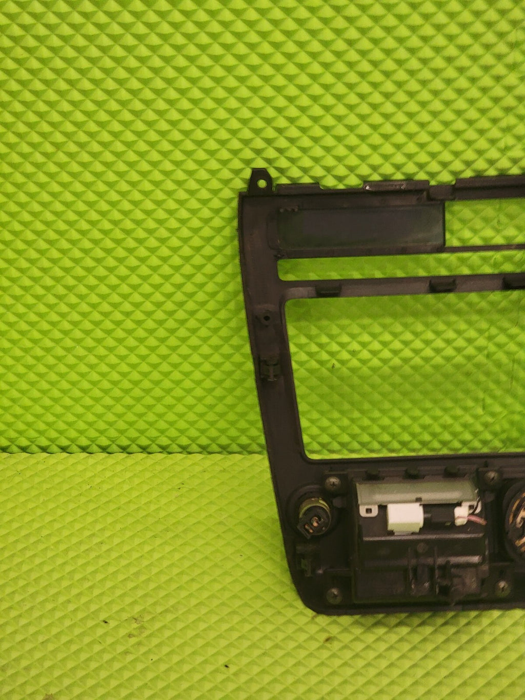 01-04 Nissan Pathfinder INFINITI QX4 Dash Radio BEZEL Center Trim BLACK B19