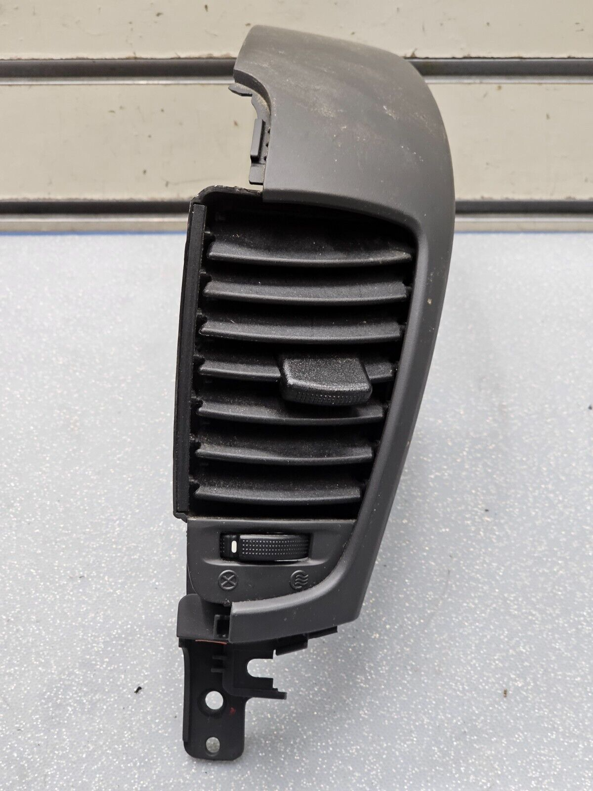 08-09 KIA SORENTO CENTRE DASH RIGHT PASSENGER AIR VENT HEATER CONDITIONING BLACK
