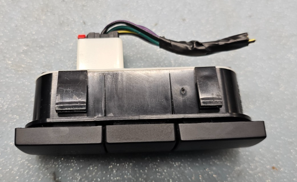 06-09 FUSION MERCURY MILAN CENTER DASH HAZARD BUTTON SWITCH PASS RADIO BEZEL