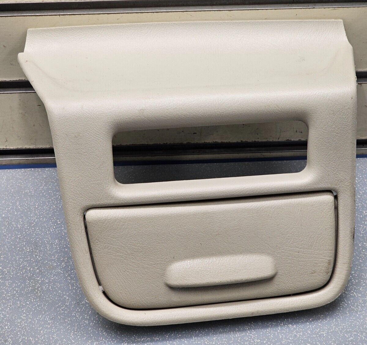 99-02 SILVERADO TAHOE SIERRA CENTER CONSOLE FRONT LOWER CUBBY BEZEL STORAGE TAN