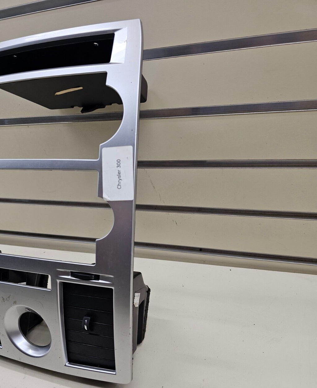 🔥05-07 CHRYSLER 300 CENTER DASH RADIO BEZEL CENTER TRIM PANEL SILVER OEM B16