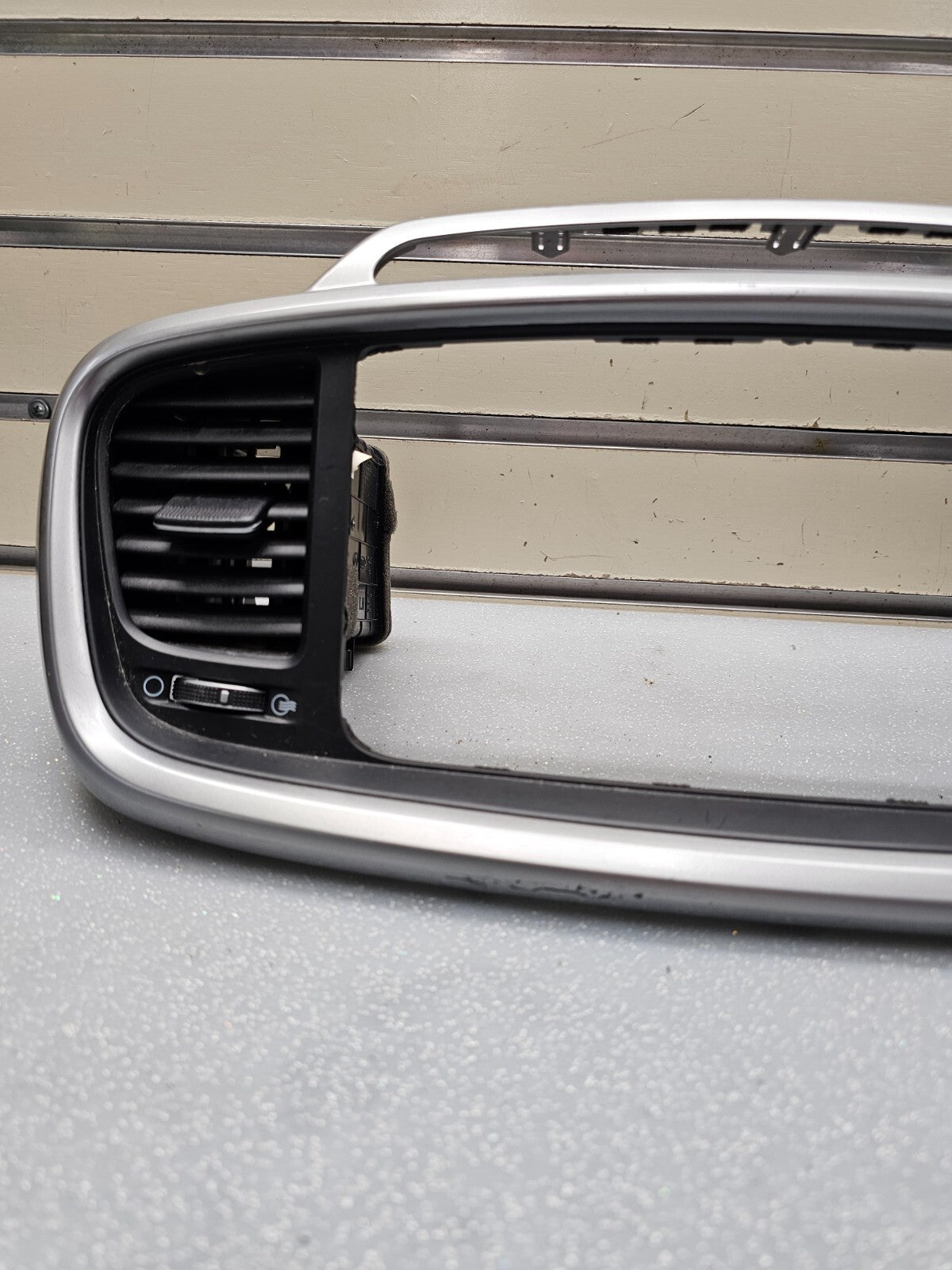 🔥16-18 KIA SORENTO CENTER DASH RADIO SURROUND BEZEL TRIM PANEL Assembly Silver
