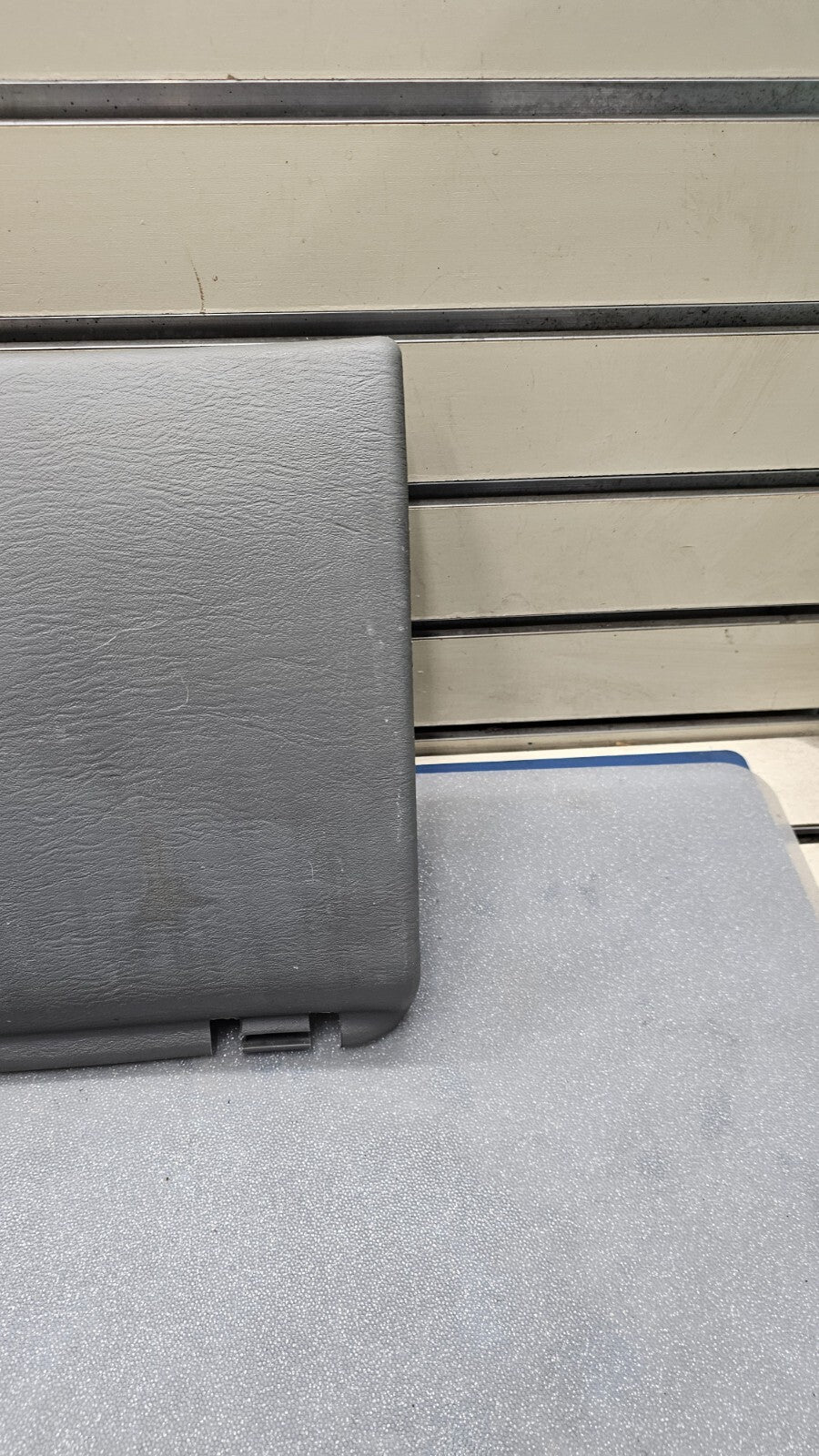 🔥01-07 CARAVAN TOWN COUNTRY VOYAGER DASH GLOVE BOX COMPARTMENT ASSEMBLY GRAY