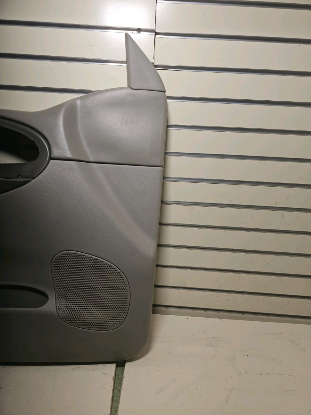 🔥02-09 CHEVY TRAILBLAZER Door Panel  Front LEFT Driver Arm Rest LIGHT GRAY D8