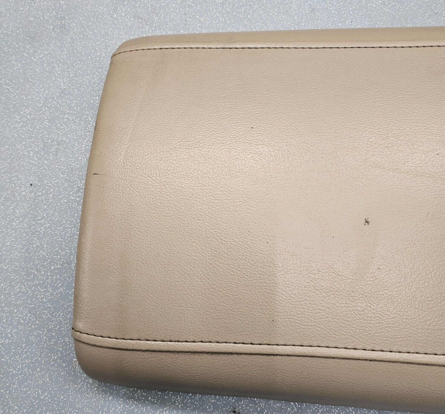 03-06 EXPEDITION Center Console Arm Rest Storage Cover Top Pad Lid Assembly TAN
