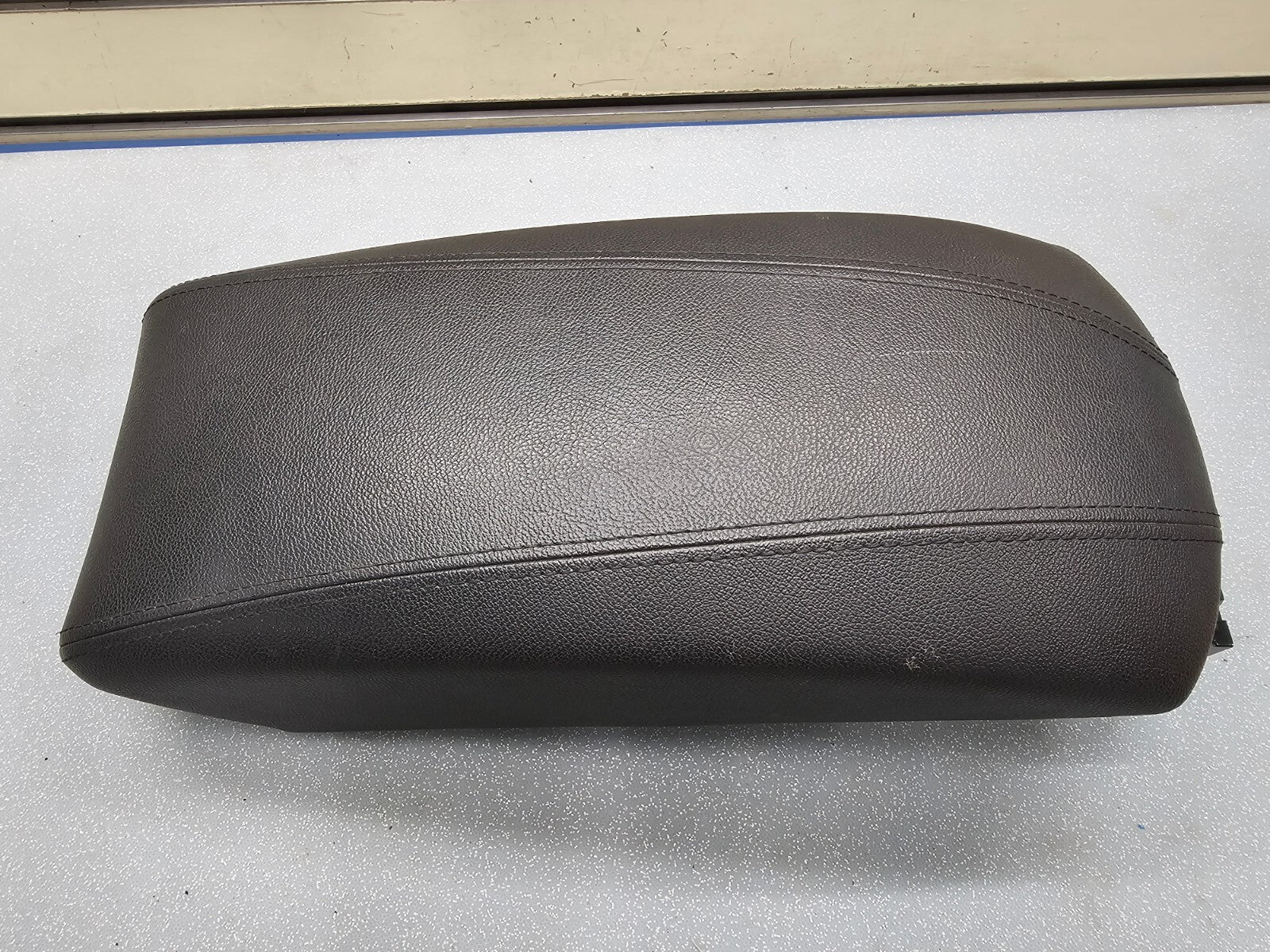 🔥11-14 HYUNDAI SONATA FRONT CENTER CONSOLE ARM REST LID COVER TOP PAD Black OEM