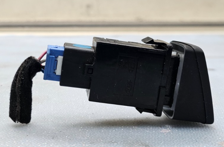 🔥05-06 Hyundai Tucson Rear Defrosted Defroster Heater Control Switch Button