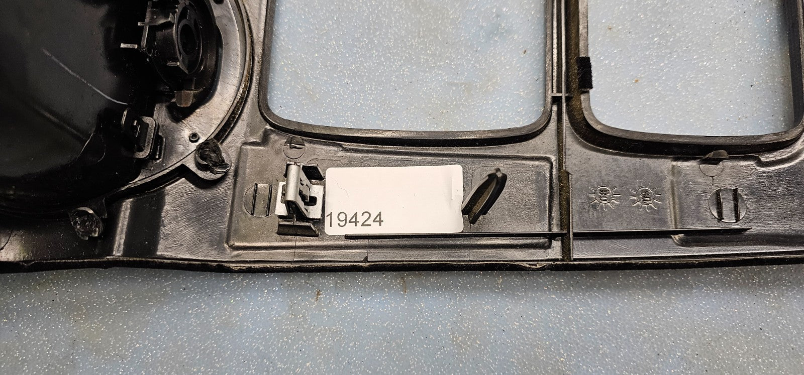 03-08 GMC ENVOY XL FRONT RADIO DASH VENT BEZEL CLIMATE CONTROL carbon fiber B45