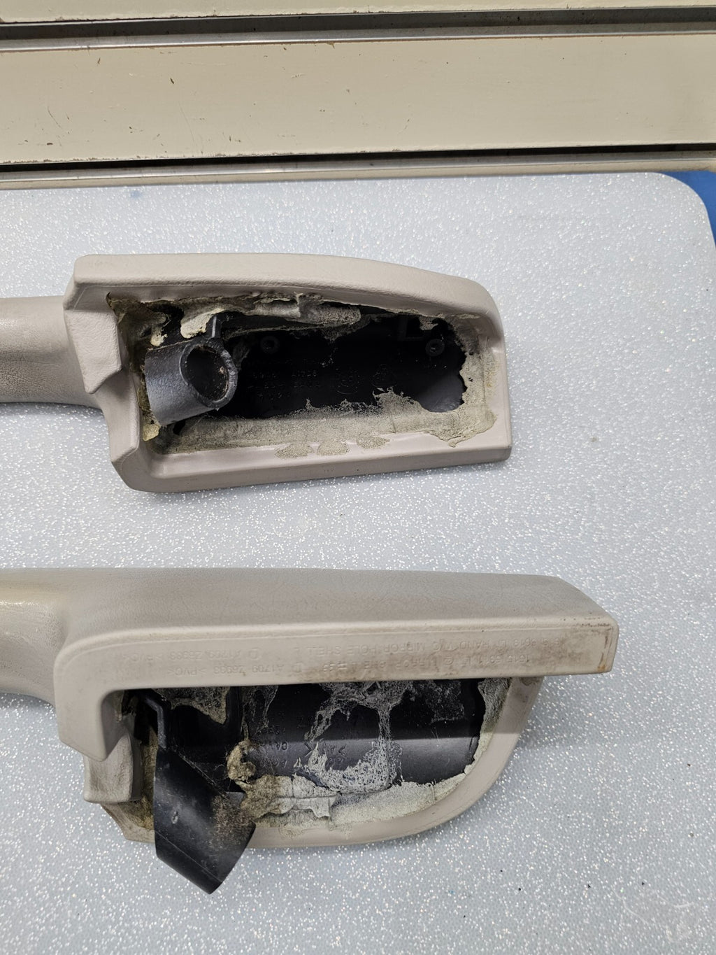 02-09 TRAILBLAZER Door Panel ARMREST Pull Handle LEFT/RIGHT Set 2 Light GRAY H4