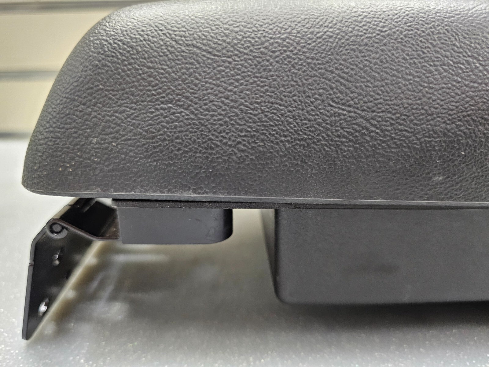🔥07-09 Saturn Aura Center Console Arm Rest Leather Top Pad Cover Assembly Black