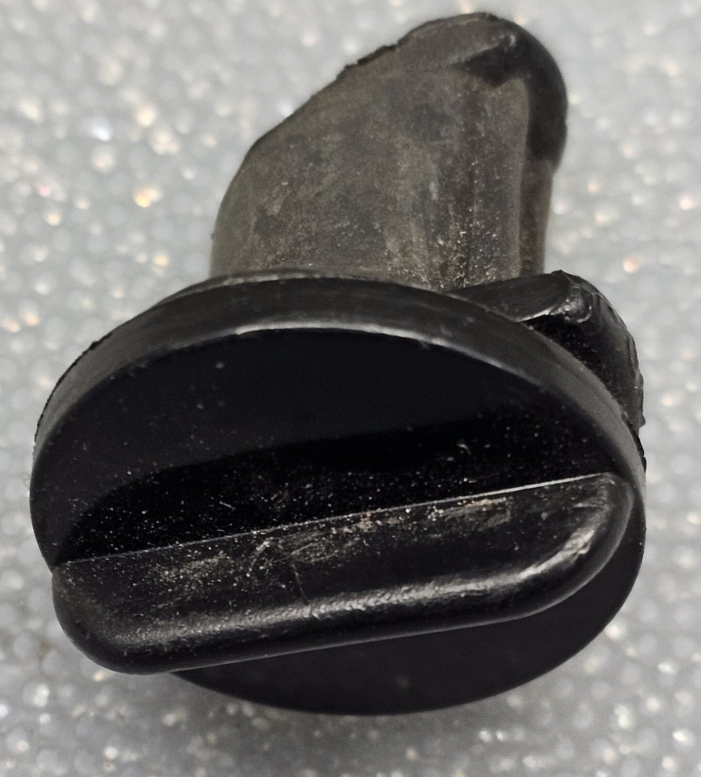 07-17 TRAVERSE ACADIA ENCLAVE GLOVE BOX COMPARTMENT DOOR RUBBER BUMPER ASSEMBLY