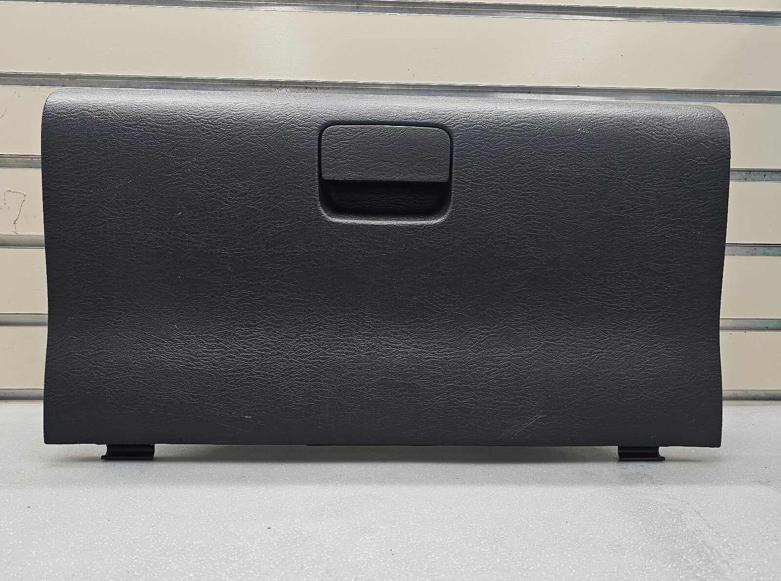 02-05 Dodge RAM 1500 2500 Dash GLOVE BOX Storage Compartment Assembly BLACK G22