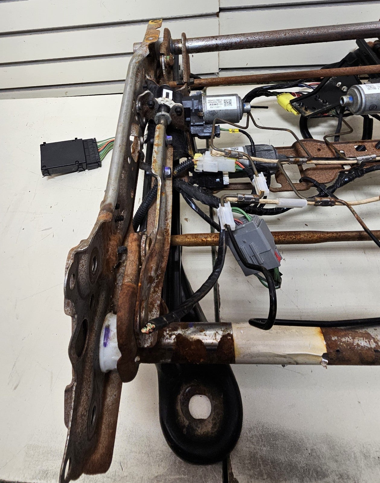 🔥09-19 Dodge Ram Left Driver Lower Front Power Seat Adjusting Track Frame Motor