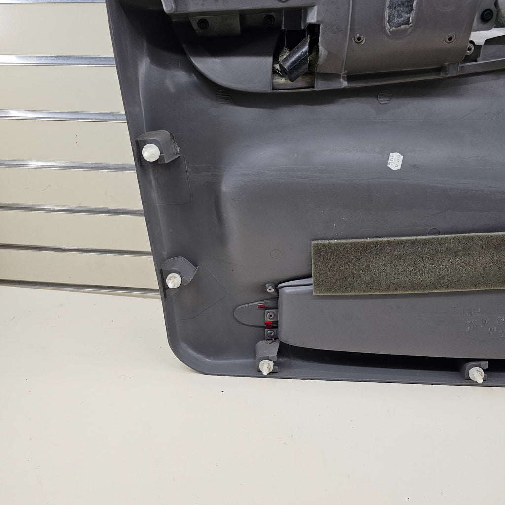 02-09 CHEVY TRAILBLAZER Door Panel  FrontRIGHT Passenger armrest GRAY -silver D8