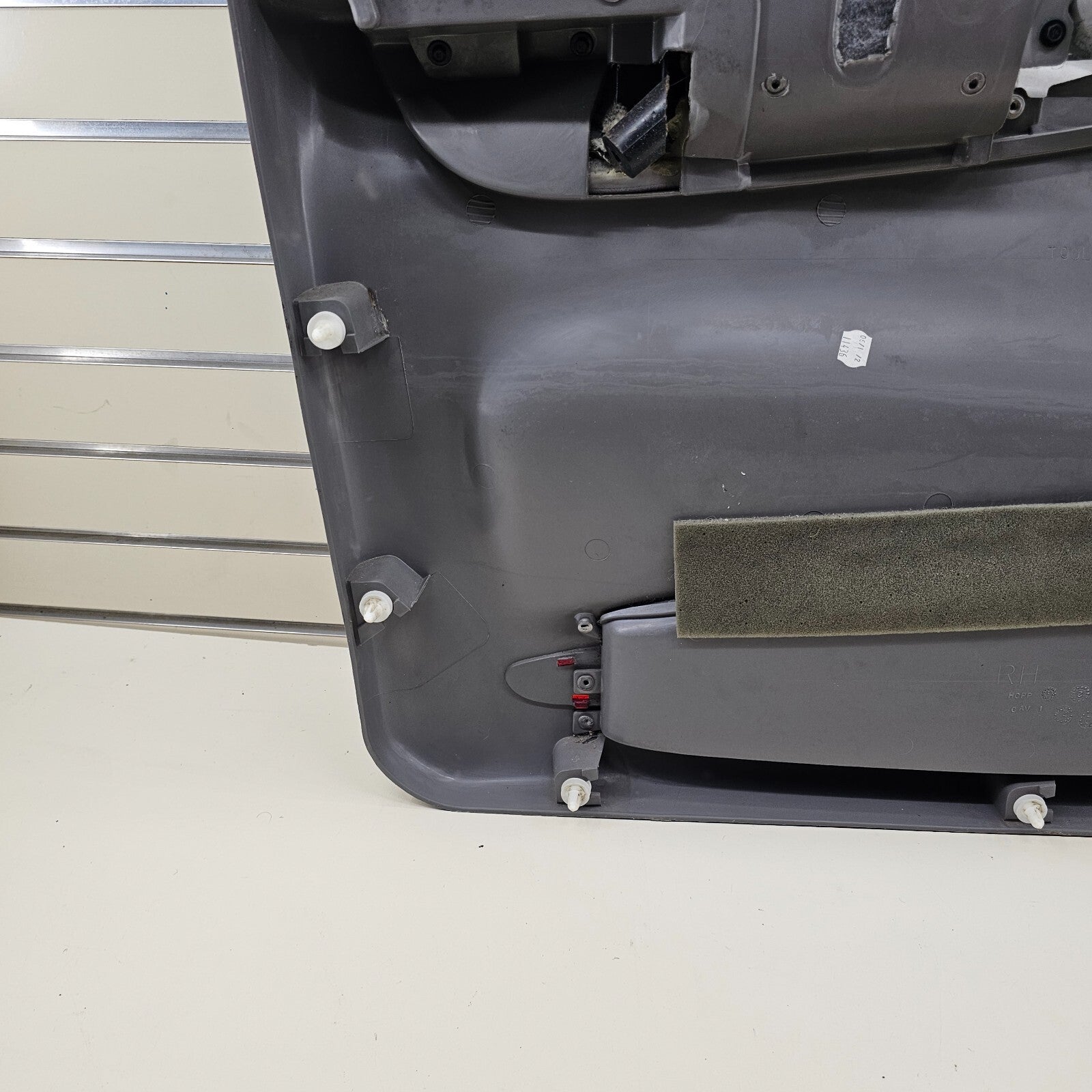 02-09 CHEVY TRAILBLAZER Door Panel  FrontRIGHT Passenger armrest GRAY -silver D8