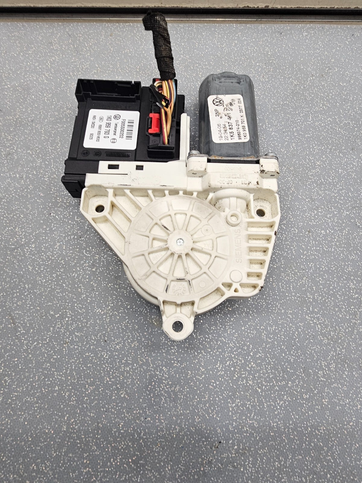 05-06 VW Jetta Front Left Driver Door Power Window Regulator Motor Assembly OEM