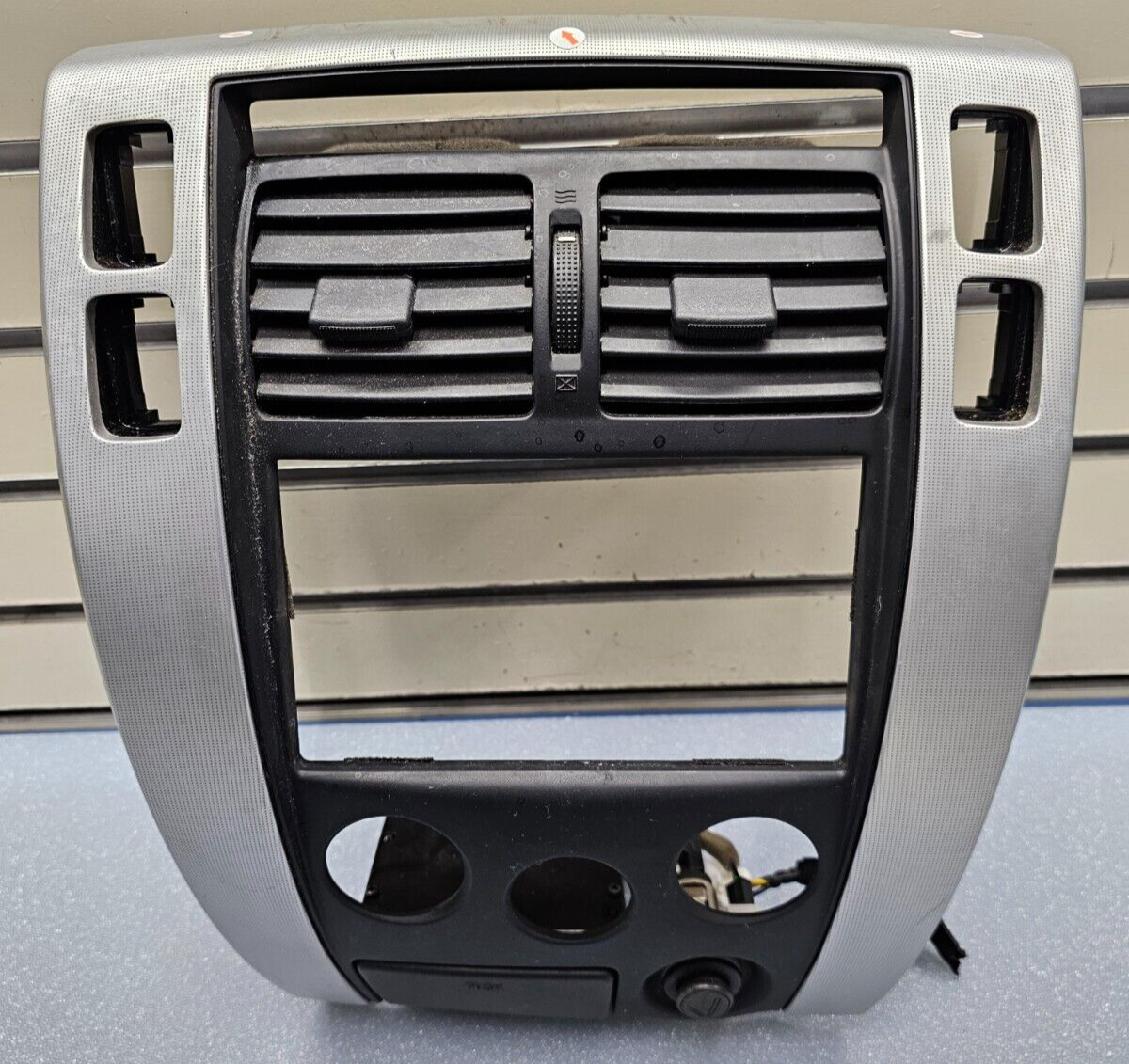 06-09 Tucson Dash Front Radio Audio Stereo Climate Trim Panel Bezel Silver/Black