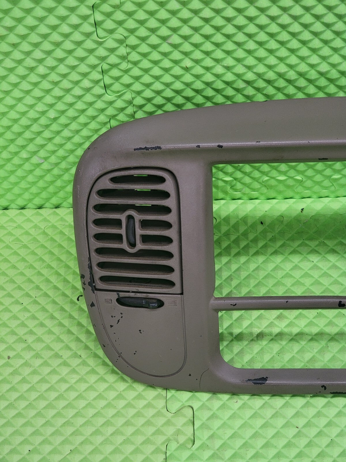 97-03 Ford F150 Center Dash Radio Climate BEZEL Trim Panel🔴AIRBG Line Lt Tan B1