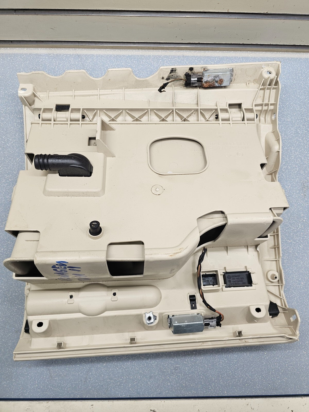 🔥09-18 Volkswagen Tiguan limited Glove Box Storage Compartment Assembly TAN OEM