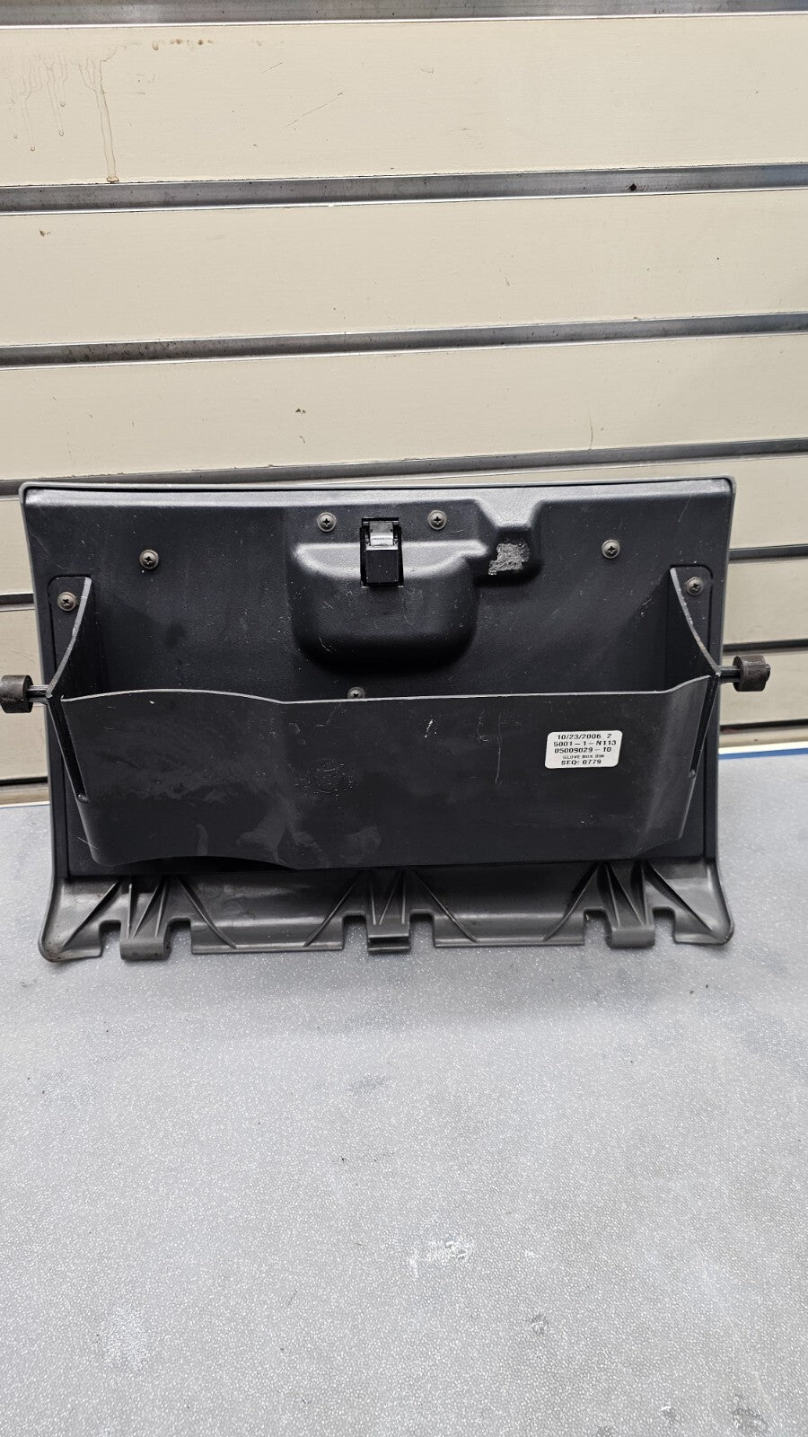 🔥01-07 CARAVAN TOWN COUNTRY VOYAGER DASH GLOVE BOX COMPARTMENT ASSEMBLY GRAY