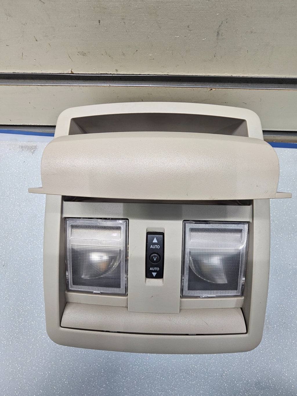 05-10 Jeep Grand Cherokee Overhead Console Dome Map Light Compartment Light Tan