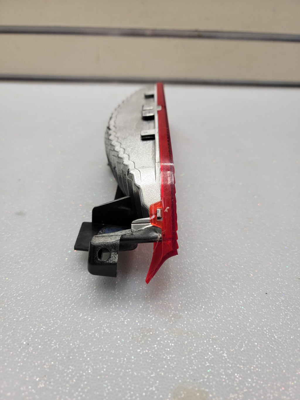 03-08 VIBE MATRIX OEM CENTER 3RD THIRD HIGH MOUNT BRAKE LIGHT LAMP/VM
